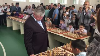 Анатолий Карпов проводит сеанс одновременной игры в школе с.Ногир