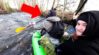 PLÖTZLICH FÄLLT ER INS KALTE WASSER! - DUMME BOOTSTOUR im WINTER mit 10€-BILLIGSCHLAUCHBOOT