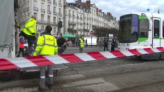 Nantes : le tramway déraille après un choc avec une voiture,