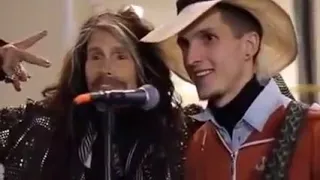 Aerosmith Steven Tyler sang with the street musician Moscow