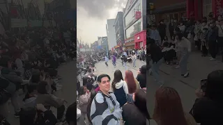 Kore sokaklarındaki K-pop dansçılarını seyrediyoruz 🇰🇷