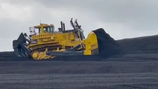 Komatsu D475 Dozer Pushing Rockland 100 Yard LMU  Coal Blade