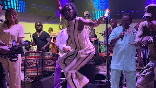 L’arrivée de Wally Seck à Mbour et reprend le chanson de Youssou Ndour