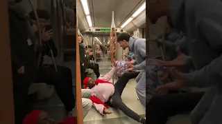Accouchement dans le Metro 🤣🍼👶 (NARUTO VS SASUKE)