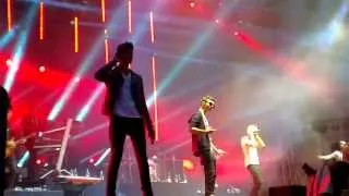 The Wanted- Walks Like Rihanna (Chester Rocks, front row)