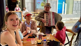 Accordionist performs Russian "Katyusha" in Italy for Ukrainians - Karolina Protsenko