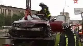 Джип с четырьмя людьми упал в Яузу в центре Москвы