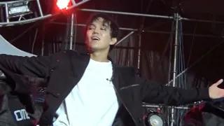 Chengdu Dimash Kudaibergen in the rain Чэнду Димаш Кудайберген под дождем