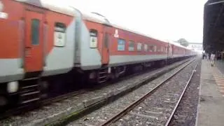 Indian Railways..Mumbai Rajdhani express puts up a good honking show