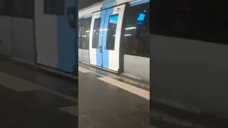 Arrivée d'un Transilien L à la Défense Grande Arche (Z50000 NAT)