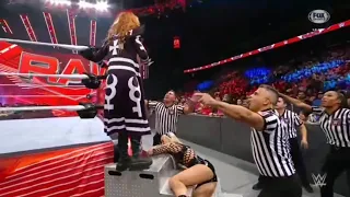 Becky Lynch ataca brutalmente a Liv Morgan - WWE Raw 13/12/2021 (En Español)