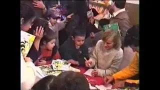 Gisela firmando "La Cuncuna Filomena"