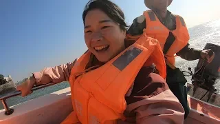 Qiuzi first came to the seaside to take a yacht. she was so excited all the way