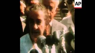 SYND 31-10-73 ISRAELI PRIME MINISTER GOLDA MEIR DEPARTS FROM LOD AIRPORT