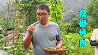 The first one in the village ate fresh chili peppers  and Dongbao picked a basket of fried fresh me