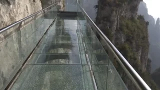 Cracks Appear in New Glass Skywalk at Yuntai Mountain Resort