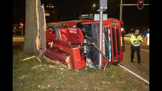 Hoogwerker brandweer kantelt tijdens spoedrit Kanaalweg Capelle a/d IJssel