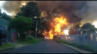 💥Бензовоз взорвался в городе Боксбург (ЮАР) минимум 10 человек погибли, еще 27 пострадали.