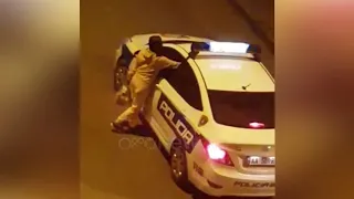 Ora News - Videoja që po bëhet virale, polici skena të turpshme në krye të detyrës