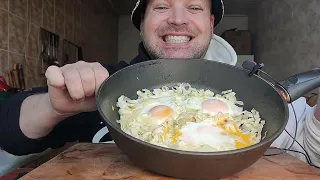 МУКБАНГ яичница с капустой и фасоль с грибами/ОБЖОР обеденный