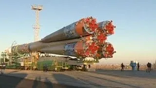 Flamme olympique dans l'espace: la fusée russe dressée sur son pas de tir