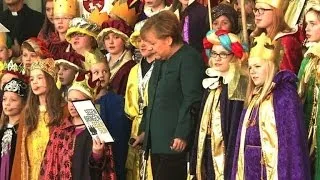 Merkel auf Krücken: Empfang der Sternsinger im Kanzleramt