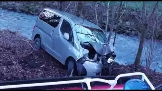 Verkehrsunfall Volkenrath: PKW frontal gegen Baum! #Feuerwehr #Polizei