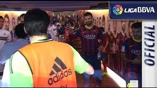 Jugadores del FC Barcelona y Real Madrid en el túnel de vestuarios