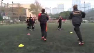 Galatasaray futbol okulu junior grubu isinma antrenmani.