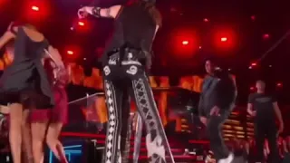 Stephen Tyler tells girls to get off the stage