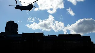 CH-47 Chinook Helicopter Landing in the middle of the London city