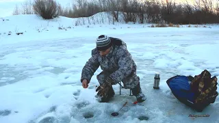 Установка зимнего перемета на налима на новом месте. Ловля живца.