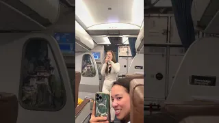 Dương Hoàng Yến "test loa" trên máy bay với giọng hát cao vút