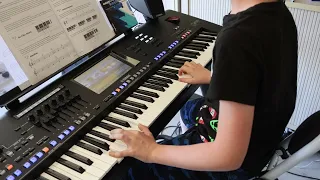 Leon lernt Keyboard am Yamaha Genos Teil 2 Die ersten Akkorde im Zusammenspiel mit der rechten Hand