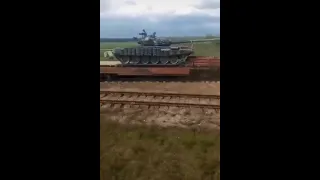 По железной дороге перебрасывают танки в направлении Пинска. Это ближайший город к границе Украины.