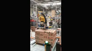 Vacuum stacker robot for wrapped products, powered by Vuototecnica Octopus bar