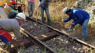 Trocando dormentes na linha centro da RFFSA Nordeste Pernambuco (amigos do trem)