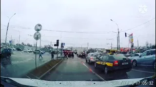 Как разъехаться на оживленном перекрёстке, если не работает светофор