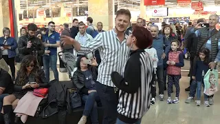 Festa della mamma sulle note dei Queen: il flash mob al centro commerciale