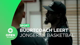 Buurtsportcoach Alpha Sow leert jongeren basketballen om ze van de straat te houden | Sport