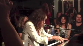 Aerosmith’s Steven Tyler Plays the Piano & Sings in Surprise Public Performances of “Dream On”