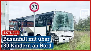 Busunfall mit Lkw: Fahrer eingeklemmt, 19 Kinder verletzt | hessenschau