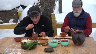 beans with bacon in a clay pot, lobio qotanshi lorit, ლობიო ქოთანში ლორით, კომბოსტოს მწნილი, მჭადი.