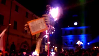 17/02/2015 O puccio viene bruciato in piazza - carnevale civita castellana 2015 - vt