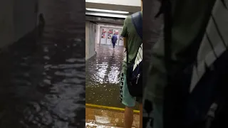 наводнение внутри киевского метро Bresteiska