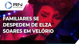 Familiares e fãs se despedem de Elza Soares em velório