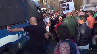 Roma, protesta No Green Pass: camionette della polizia assalite dai manifestanti