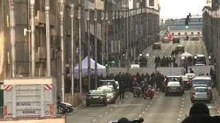 Le Roi Philippe visite les sites des attentats de Bruxelles