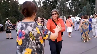 С РОЗОЮ КРАСИВОЮ НЕ ВСЕГДА ЛЮБОВЬ СЧАСТЛИВАЯ!👍🕺💃/СУПЕР ТАНЦЫ В ПАРКЕ ГОРЬКОГО ХАРЬКОВ АВГУСТ 2021