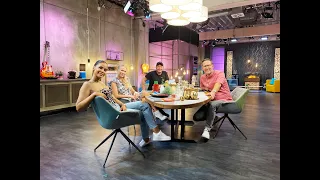 Promi Big Brother - Spezial mit Janine Pink, Jenny Elvers und Willi Herren bei Moderator Simon Beeck